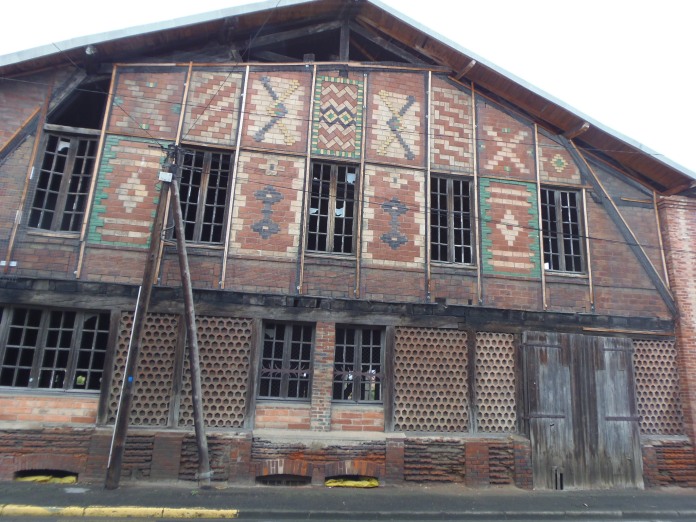 La façade arrière de "l'usine rouge" mélange motifs en briques vernissées et panneaux en briques nid d'abeille.