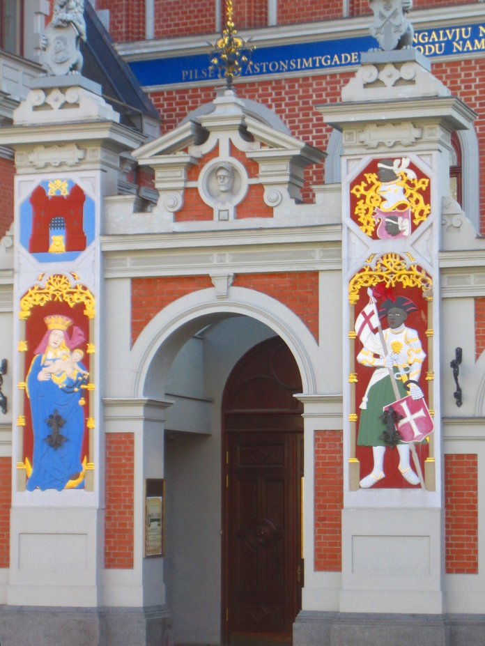 Porte d'entrée richement décorée du bâtiment des Têtes Noires (Riga).