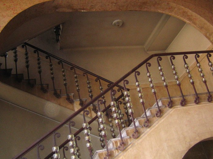Escalier partant  du premier étage de la Bourse du Travail de Bordeaux.