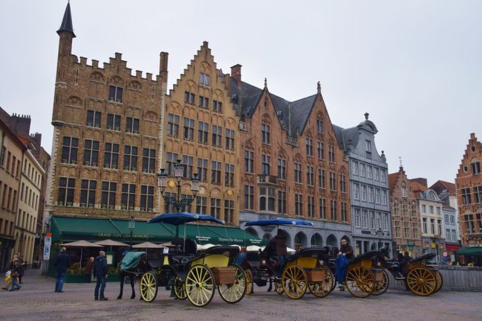 Calèches Bruges Brugge Grand Place