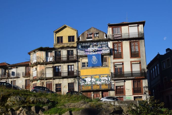 Graffitis à Porto. Photo City Breaks AAA+, Claude Mandraut.