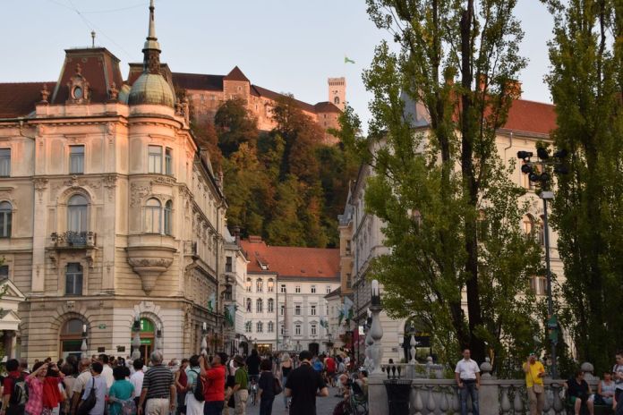 Ljubljana son château sont triple pont un ensemble plein de poésie