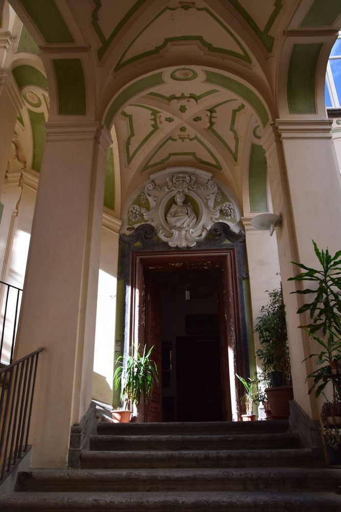 architecture palazzo dello spagnolo peinture bicolore Naples